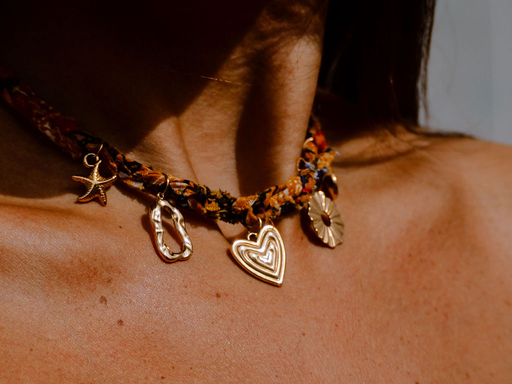 Collier Caroline or bleu coeur